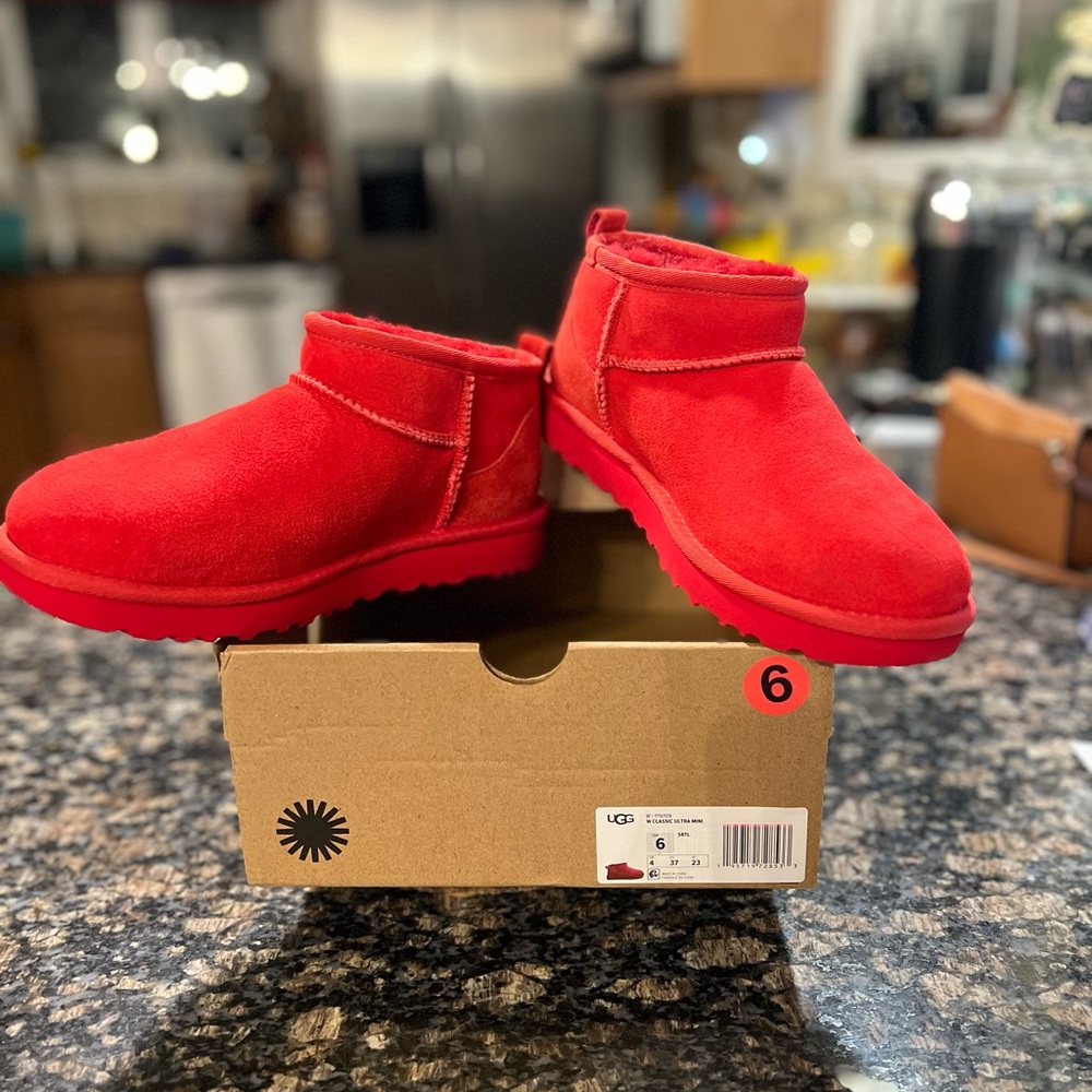 🆕 UGG WOMEN SIZE 6 CLASSIC ULTRA MINI BOOT
